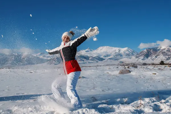 Feliz Joven Turista Divirtiéndose Nieve Fondo Montaña — Foto de Stock