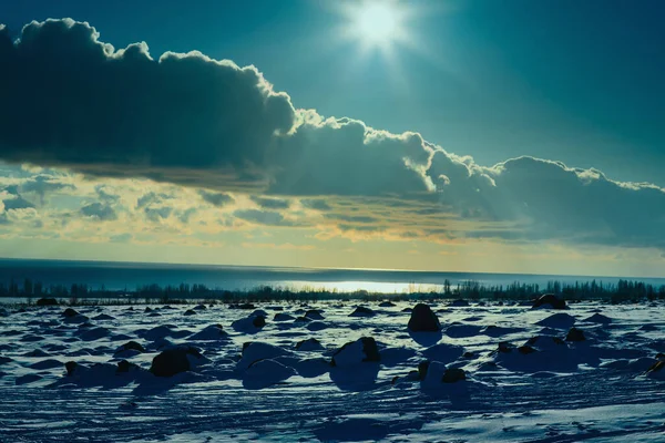 Göl Gökyüzü Soğuk Bir Kış Gününde Gün Batımında Issyk Kul — Stok fotoğraf
