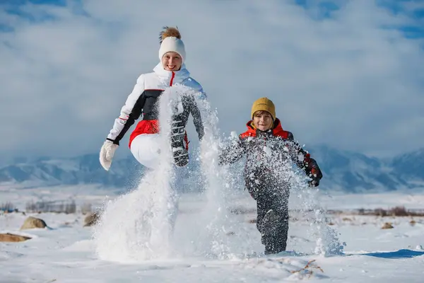 Feliz Madre Hijo Turistas Caminando Nieve Profunda Fondo Las Montañas — Foto de Stock
