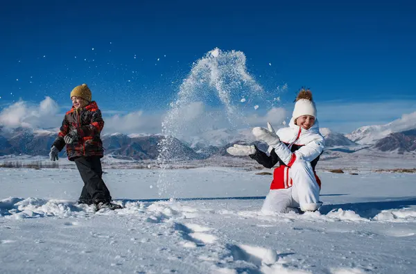 Mujer Joven Hijo Jugando Bolas Nieve Fondo Las Montañas Invierno — Foto de Stock