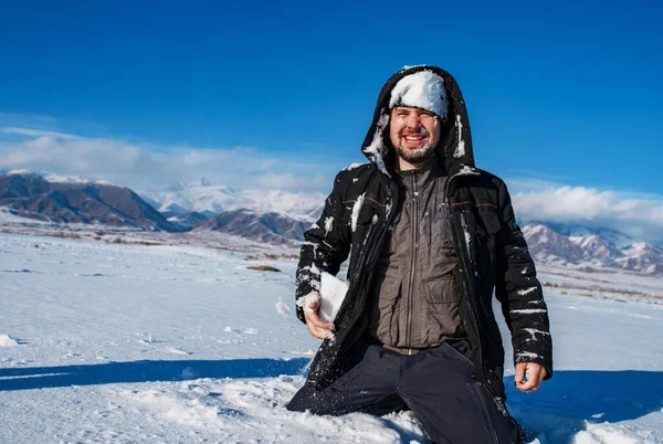 Zimowy Portret Mężczyzny Śniegiem Twarzy Tle Gór — Zdjęcie stockowe