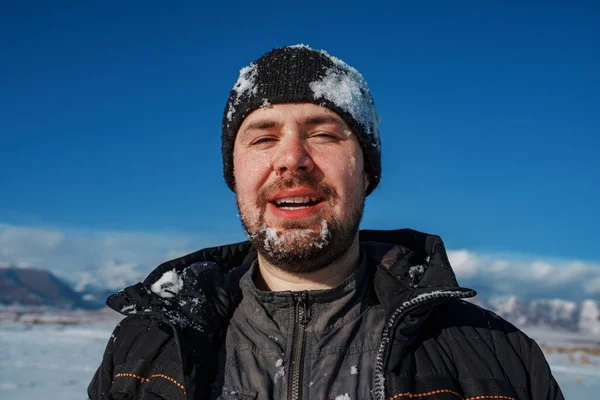 Zimowy Portret Mężczyzny Śniegiem Twarzy — Zdjęcie stockowe