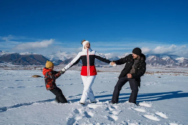 Familia Feliz Con Niño Divirtiéndose Las Montañas Invierno — Foto de Stock