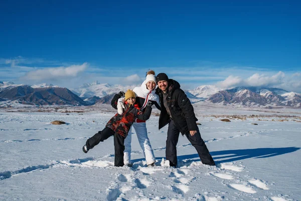Retrato Familia Feliz Con Niño Las Montañas Nevadas Invierno — Foto de Stock