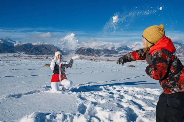 Joven Mujer Hijo Jugando Bolas Nieve Fondo Las Montañas Invierno — Foto de Stock