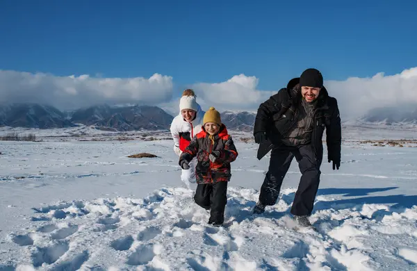 Alegre Padres Niños Corriendo Través Nieve Las Montañas Fondo — Foto de Stock