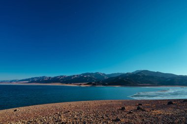 Kışın dağ gölü manzarası.