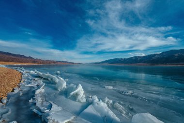Kışın donmuş bir gölde buz kırdım.