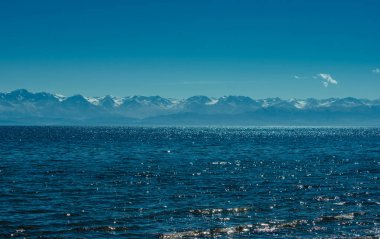 Issyk Kul Gölü güneşli bir günde, Kırgızistan