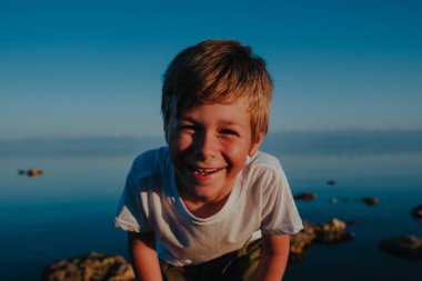 Gün batımında göl kıyısında mutluluğun portresi