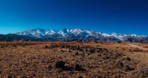 Malownicza Panorama Śnieżnymi Wysokimi Górami Jesienią — Zdjęcie stockowe