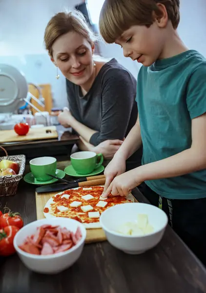 Mamma Guardando Suo Figlio Fare Pizza Cucina — Foto Stock