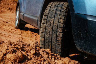 Otomobil tekerleği kumda yakın çekim görüntüsü