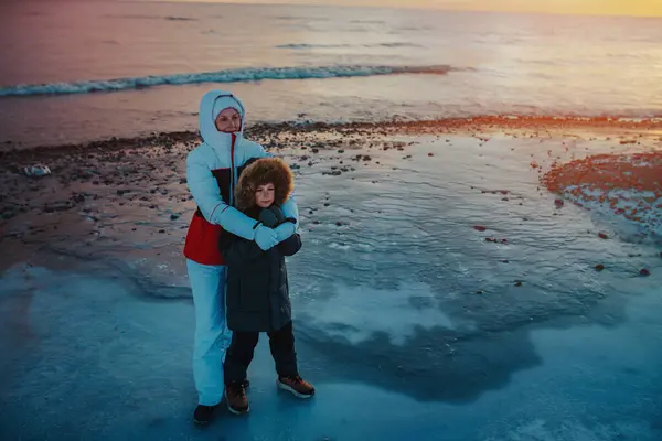 Madre Hijo Trajes Invierno Orilla Congelada Del Lago Atardecer — Foto de Stock