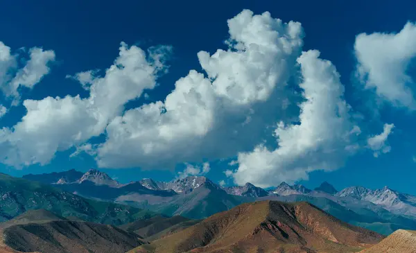 Pintoresco Paisaje Con Picos Montañas Nubes Imágenes De Stock Sin Royalties Gratis