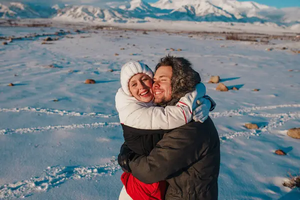 Romántica Pareja Joven Abrazando Las Montañas Fondo Invierno Fotos De Stock Sin Royalties Gratis