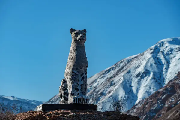 吉尔吉斯斯坦 2023年1月16日 冬季山地雪豹雕像 — 图库照片