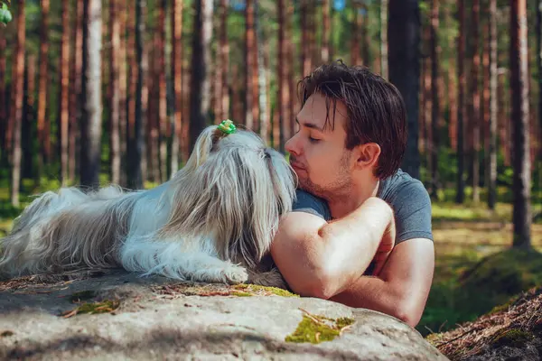 Ung Man Med Shih Tzu Hund Porträtt Skogen Stockbild