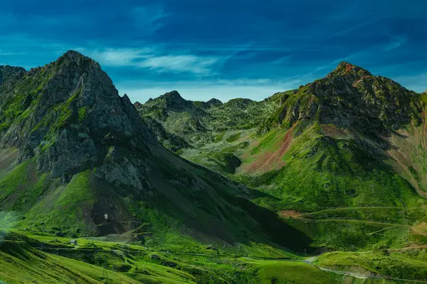 Paisagem Pitoresca Das Montanhas Dos Pirinéus Verão França Fotos De Bancos De Imagens