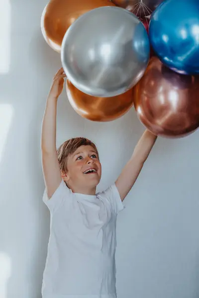 Glad Pojke Fångar Ballonger Födelsedagen Stockfoto