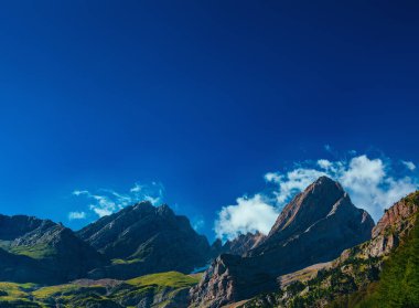 Yazın Pireneler Dağları 'nın resimli manzarası