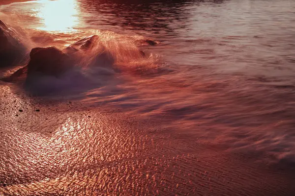Хвилі Пляжі Під Час Заходу Сонця Розмиті Рухи Ліцензійні Стокові Фото