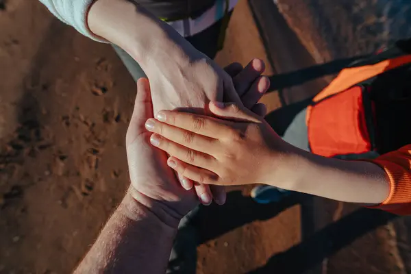 Mama Papa Und Baby Touristen Händchen Halten Strand Teamwork Konzept lizenzfreie Stockbilder