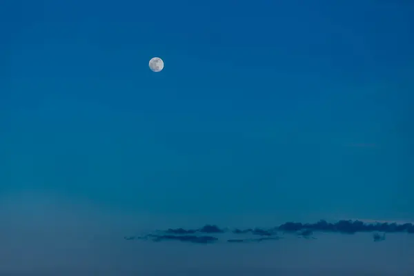 Місяць Світить Сутінках Небо Хмарами Стокове Фото