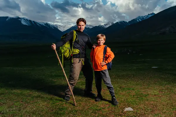 Escursionista Uomo Con Suo Figlio Piedi Sulle Montagne Tramonto Fotografia Stock