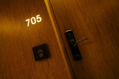 Elektrikli kilit sistemi olan otel odası kapısı.