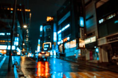 Gece Seul 'de arabası olan şehir caddesi, soyut olarak bulanık.
