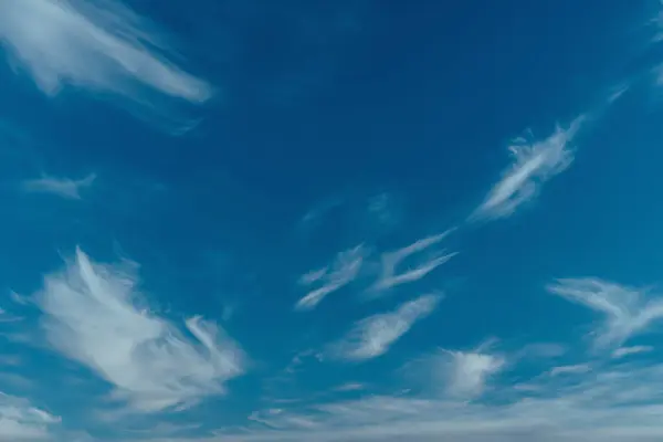 Pluizige Wolken Blauwe Lucht Achtergrond Stockfoto