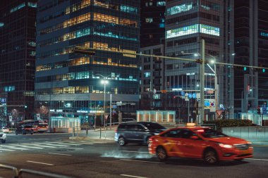 Seul, Güney Kore - 25 Şubat 2024: Seul 'de geceleyin Tahran-Ro caddesinde bir caddede taksi sürüyor