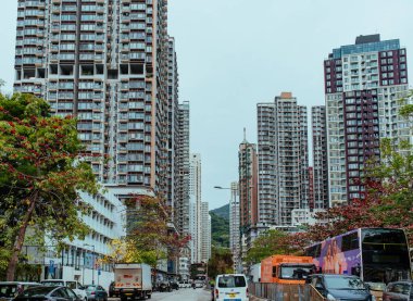 Hong Kong - 02 Mart 2024: Bulutlu havada Hong Kong 'da yüksek konutlu şehir manzarası