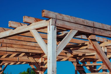 Mavi gökyüzü arka planında ahşap yapı iskeleti