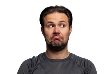 Beyaz arkaplanda şüpheli ve şaşı bir portre var.