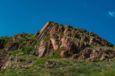 Mavi gökyüzü arka planında Rocky dağı