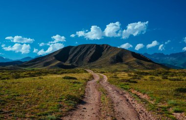 Yaz aylarında toprak yolu olan dağ vadisi