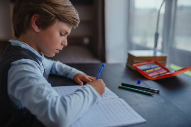 Öğrenci evde ödevini yapıyor.