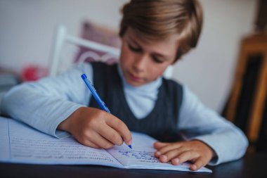 Öğrenci evde ödevini yapıyor.