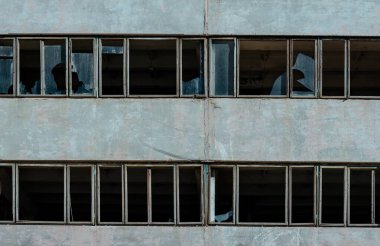 Terk edilmiş eski binanın kırık camları