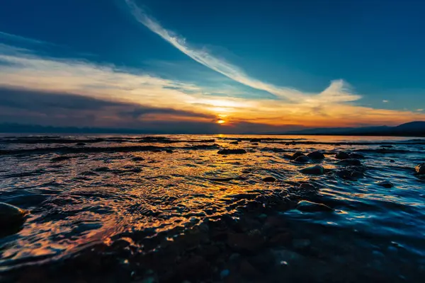 Gün batımında güzel göl manzarası, koyu dramatik renkler, ön odak