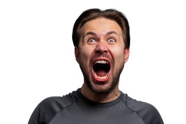 Çılgın adam duygusal çığlıklar, beyaz arka planda izole edilmiş bir portre.