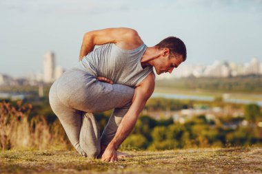 Yogi adam yaz günü şehir geçmişi eğitimi alıyor.