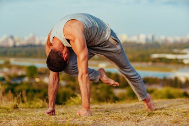 Yogi adam yaz günü şehir geçmişi eğitimi alıyor.