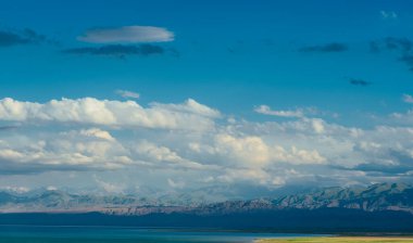 Kırgızistan 'da Issky-kul Gölü, yaz manzarası