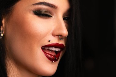 Genç moda esmer, göz kırpan makyajlı kadın portresi.