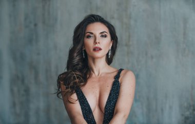 Genç, güzel, kapalı bir gündüz portresi.