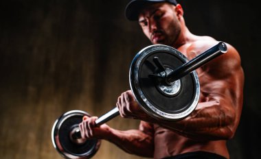 Halterli güçlü vücut geliştirici eğitimi, halterlere odaklan.