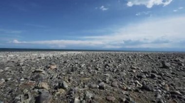 Göl kıyısı, yaz kayalık manzarası